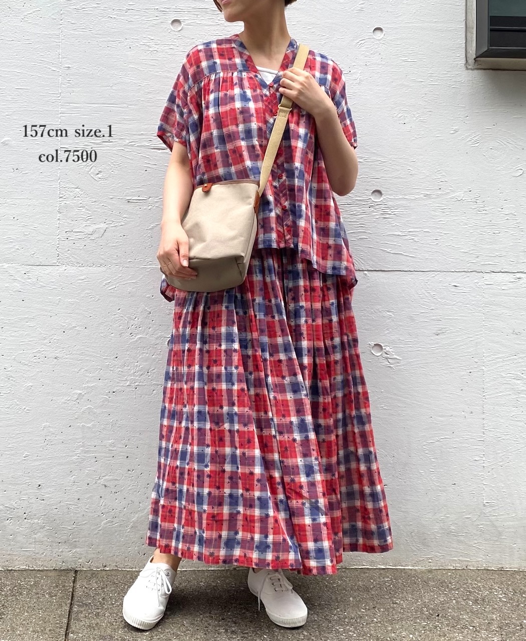 NSL24061 (ブラウス) COTTON YARN DYE CHECK WITH NAVY FLOWER PRINT V-NECK BUTTON & LOOP GATHERED SMOCK