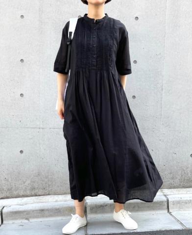 SOIL 〜COTTON VOILE BANDED COLLAR S/SL PINTUCK DRES…