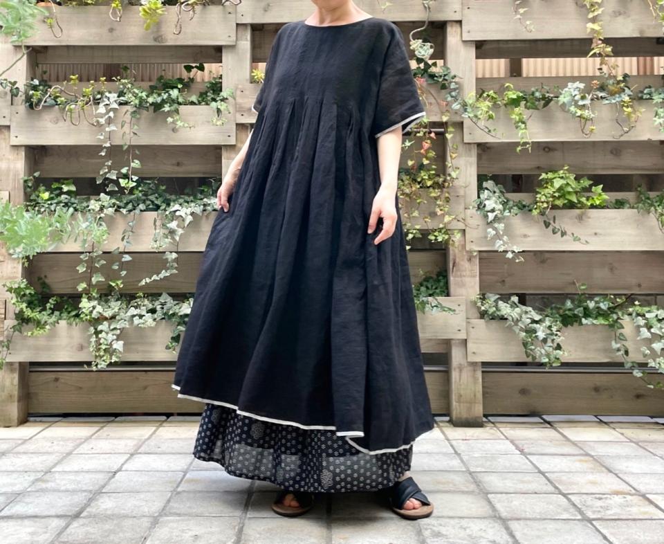 【美品】  maison de SOIL / メゾンドソイル | 2023SS | 80'S HANDWOVEN LINEN PLAIN WITH SELVAGE RANDOM PLEATS V-NECK FRONT OPENING DRESS 手織りリネン ピンタックワンピース | 2 | BLACK | レディース