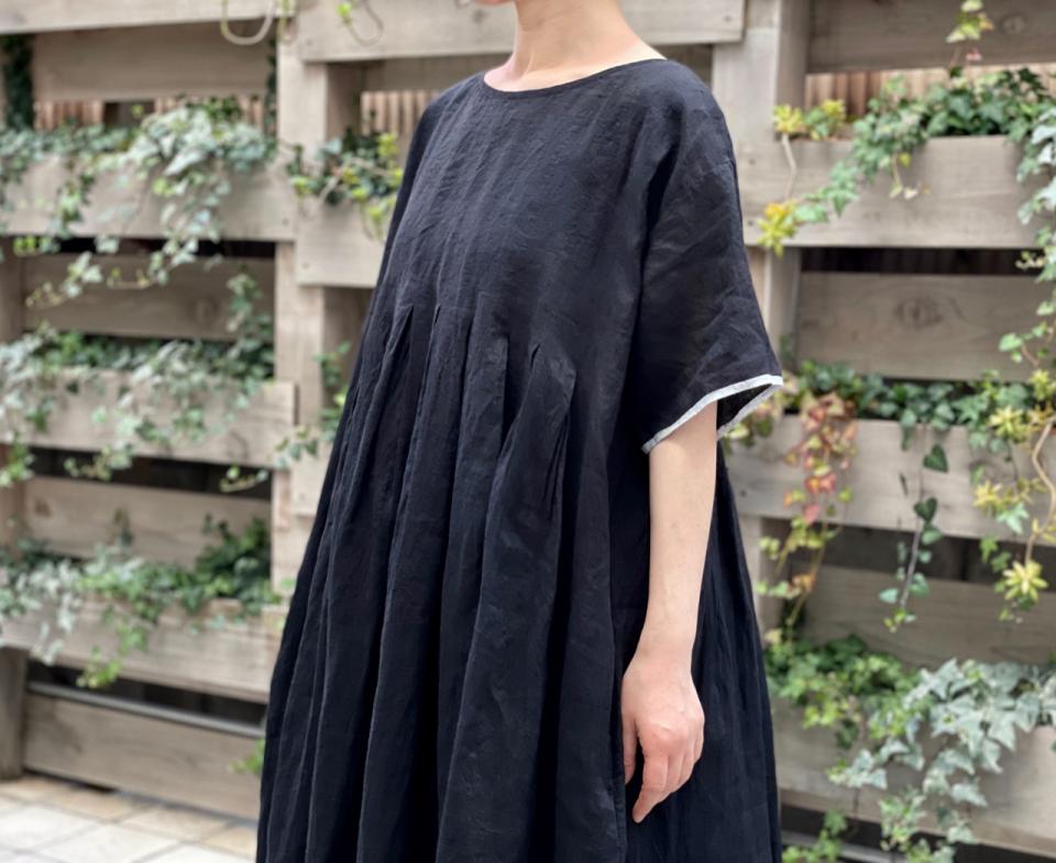 【美品】  maison de SOIL / メゾンドソイル | 2023SS | 80'S HANDWOVEN LINEN PLAIN WITH SELVAGE RANDOM PLEATS V-NECK FRONT OPENING DRESS 手織りリネン ピンタックワンピース | 2 | BLACK | レディース