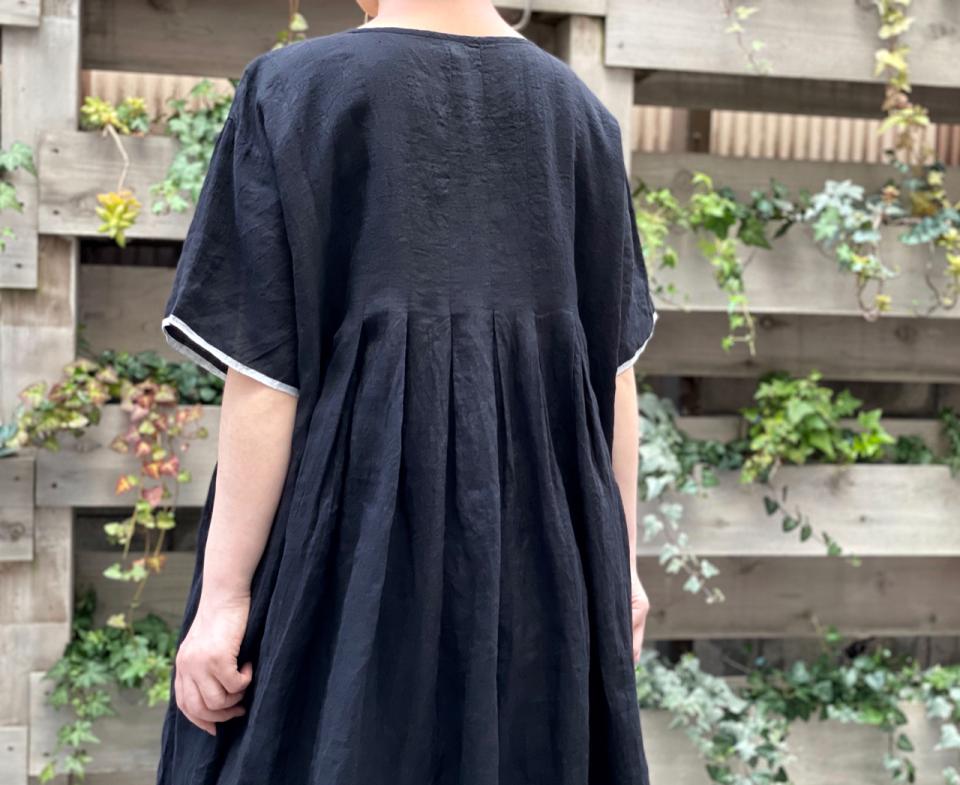 【美品】  maison de SOIL / メゾンドソイル | 2023SS | 80'S HANDWOVEN LINEN PLAIN WITH SELVAGE RANDOM PLEATS V-NECK FRONT OPENING DRESS 手織りリネン ピンタックワンピース | 2 | BLACK | レディース