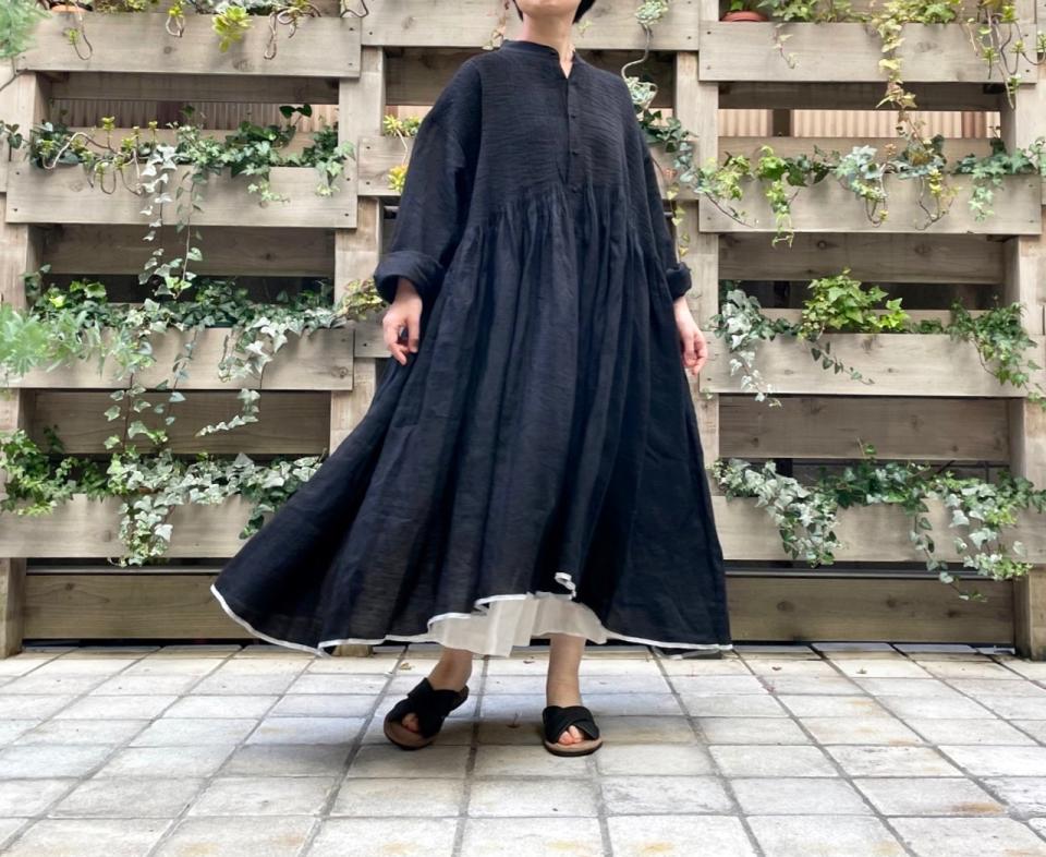 【美品】  maison de SOIL / メゾンドソイル | 2023SS | 80'S HANDWOVEN LINEN PLAIN WITH SELVAGE RANDOM PLEATS V-NECK FRONT OPENING DRESS 手織りリネン ピンタックワンピース | 2 | BLACK | レディース