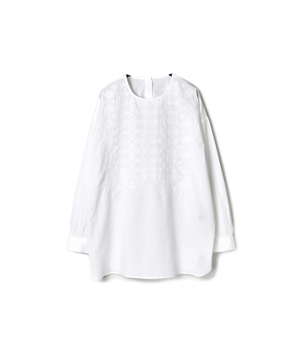 NMDS19521 60’S ORGANIC CAMBRIC BACK OPENING CREW-NECK EMB SHIRT