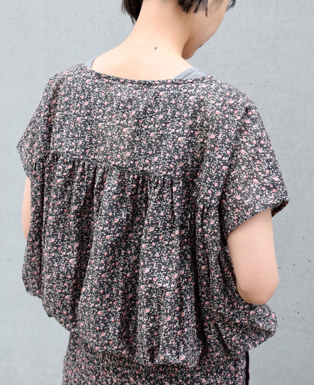 NSL22072 (ブラウス) COTTON VOILE SMALL FLOWER PRINT FRENCH/SL GATHERED SMOCK