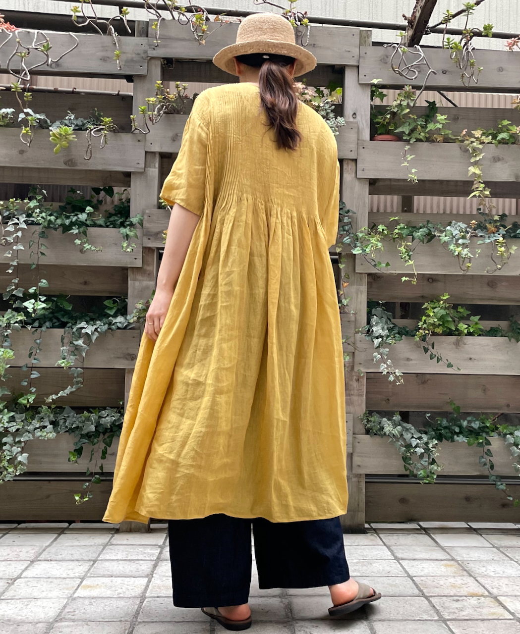 NMDS22123 (ワンピース) 80'S POWER LOOM LINEN PLAIN BOAT-NECK S/SL DRESS WITH PINTUCK
