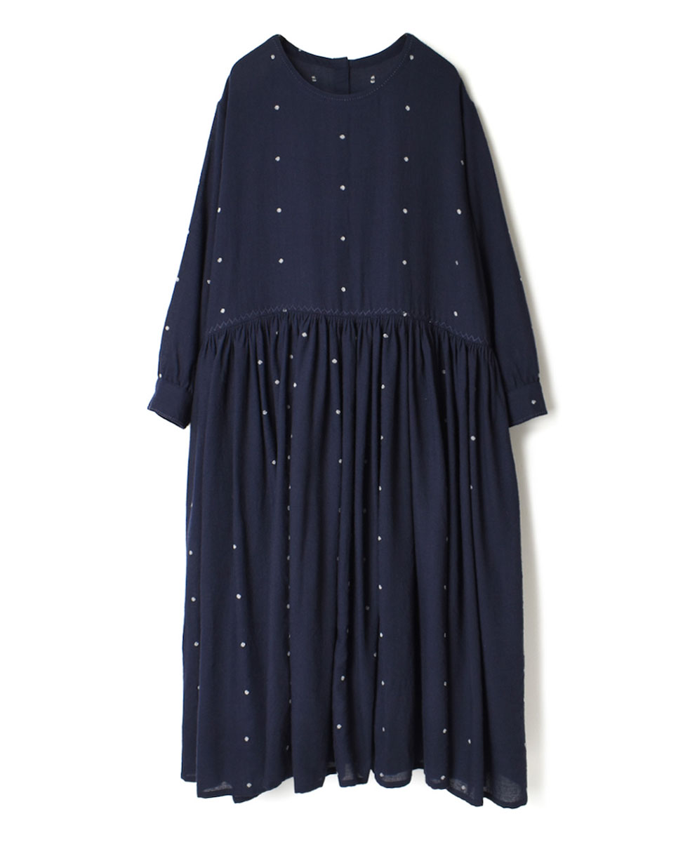 INMDS22743 (ワンピース) BOILED WOOL DOT JACQUARD RAJASTHAN TUCK GATHERED DRESS WITH HAND STITCH
