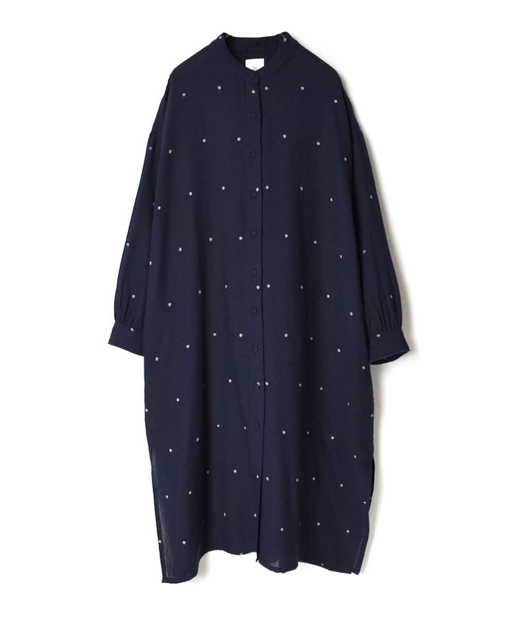 INMDS22742 (ワンピース) BOILED WOOL DOT JACQUARD BANDED COLLAR BACK PLEATS MAXI SHIRT WITH HAND STITCH