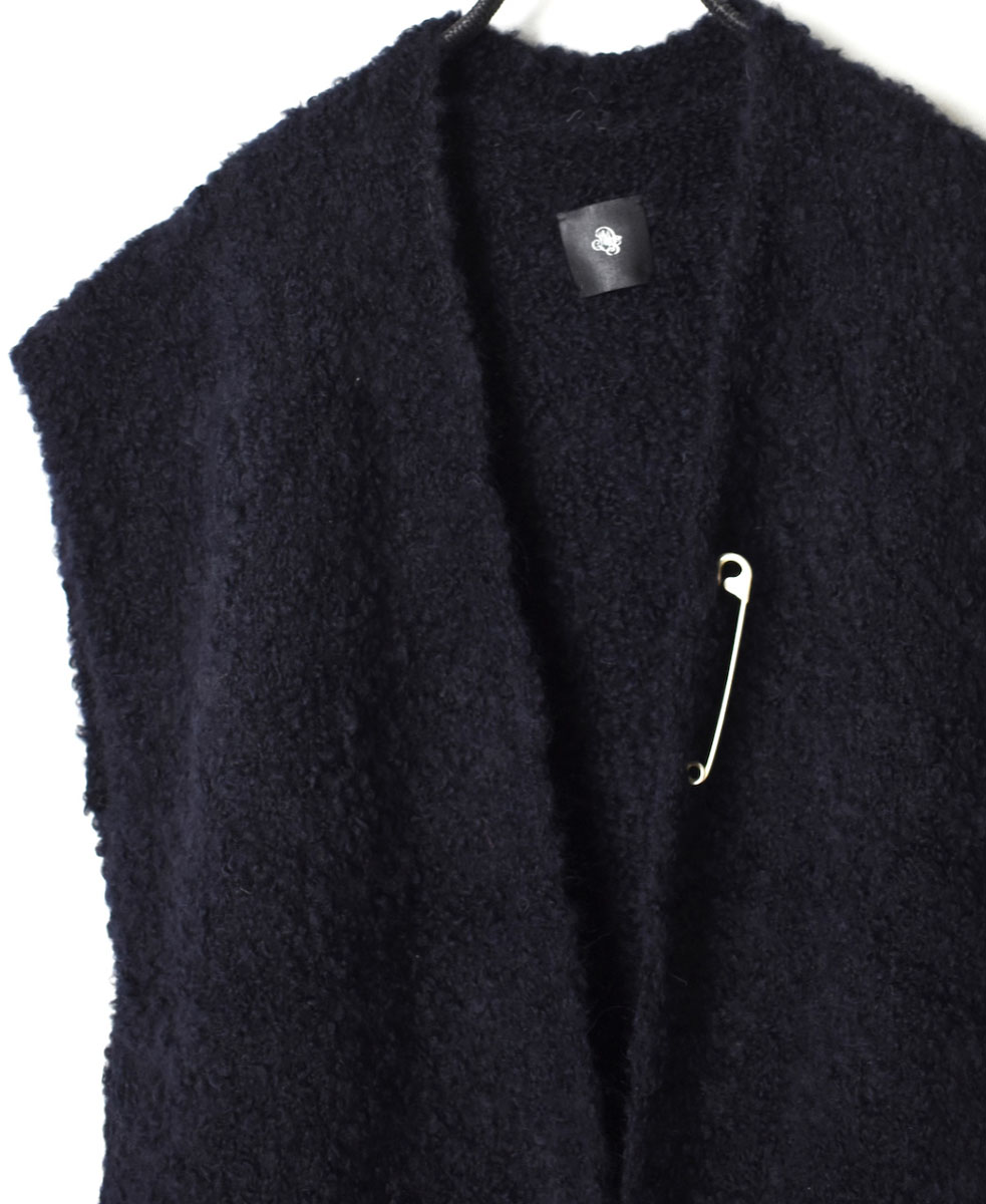 CNMDS2251A (ベスト) BOUCLE V-NECK VEST WITH PIN