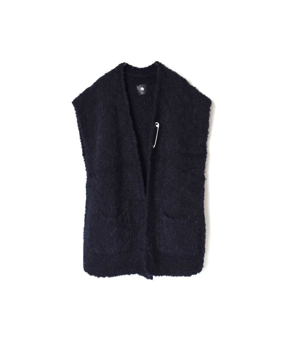 CNMDS2251A (ベスト) BOUCLE V-NECK VEST WITH PIN