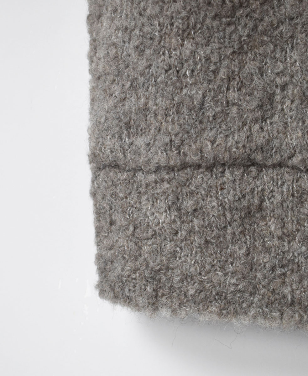 CNMDS2251A (ベスト) BOUCLE V-NECK VEST WITH PIN
