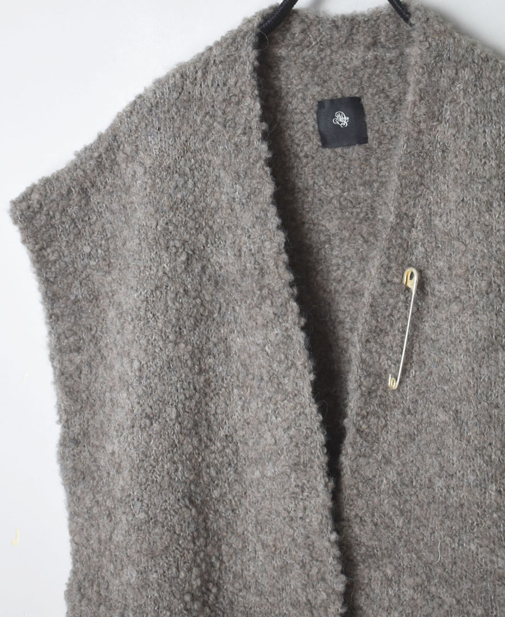 CNMDS2251A (ベスト) BOUCLE V-NECK VEST WITH PIN
