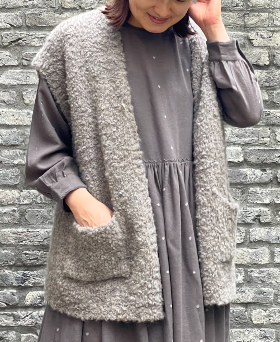 CNMDS2251A (ベスト) BOUCLE V-NECK VEST WITH PIN
