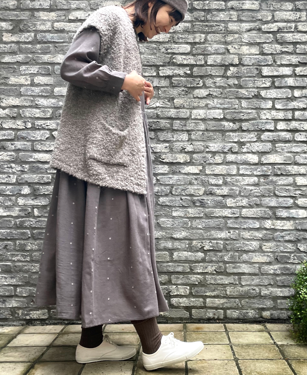 CNMDS2251A (ベスト) BOUCLE V-NECK VEST WITH PIN