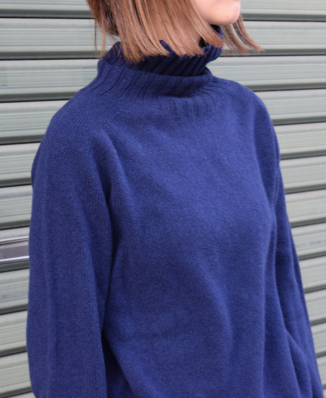 JNAMP1651 (ニット) GEELONG LAMBSWOOL POLO NECK SADDLE SHOULDER P/O