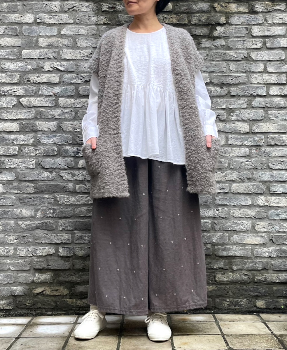 CNMDS2251A (ベスト) BOUCLE V-NECK VEST WITH PIN