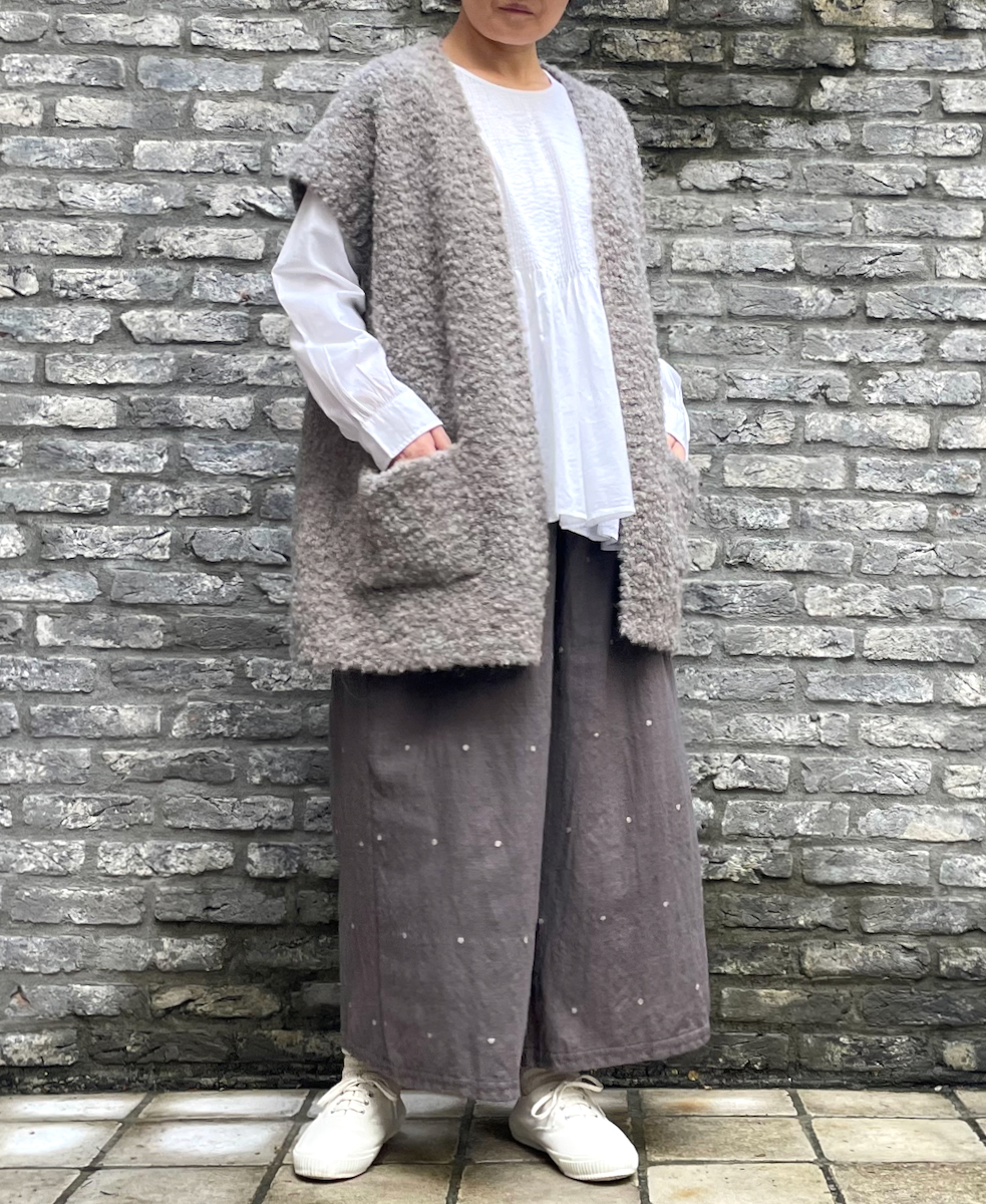 CNMDS2251A (ベスト) BOUCLE V-NECK VEST WITH PIN