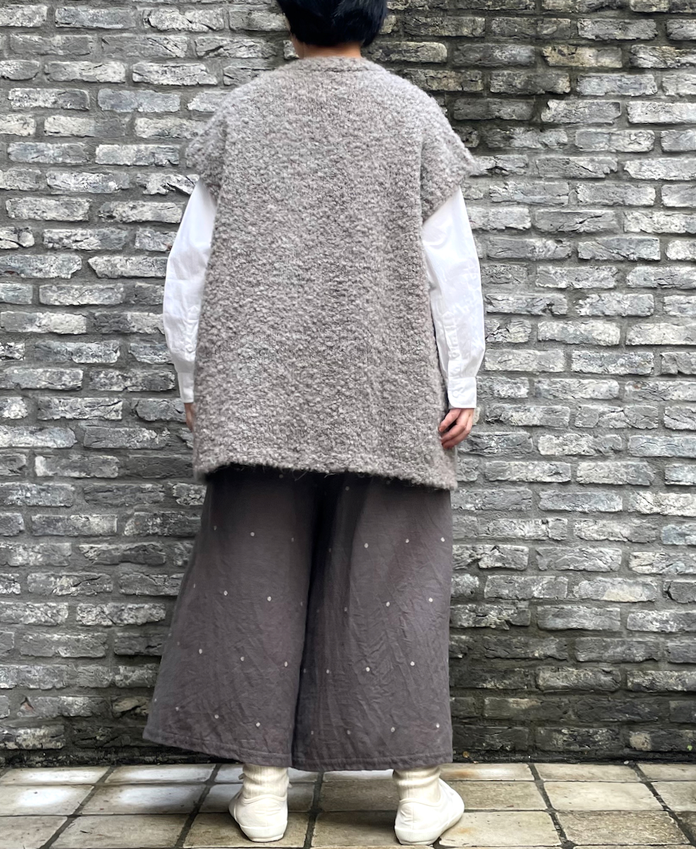 CNMDS2251A (ベスト) BOUCLE V-NECK VEST WITH PIN