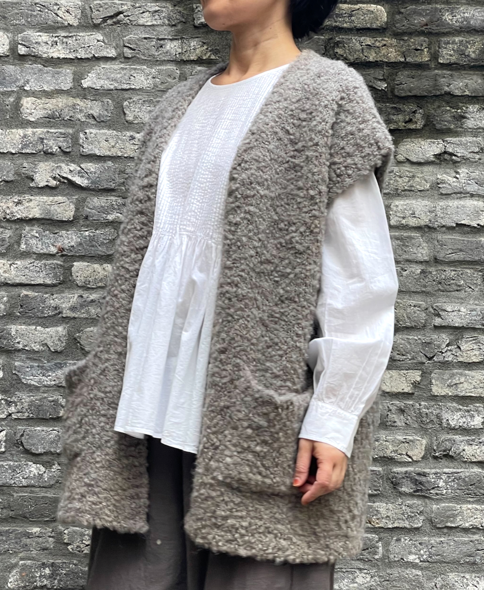 CNMDS2251A (ベスト) BOUCLE V-NECK VEST WITH PIN
