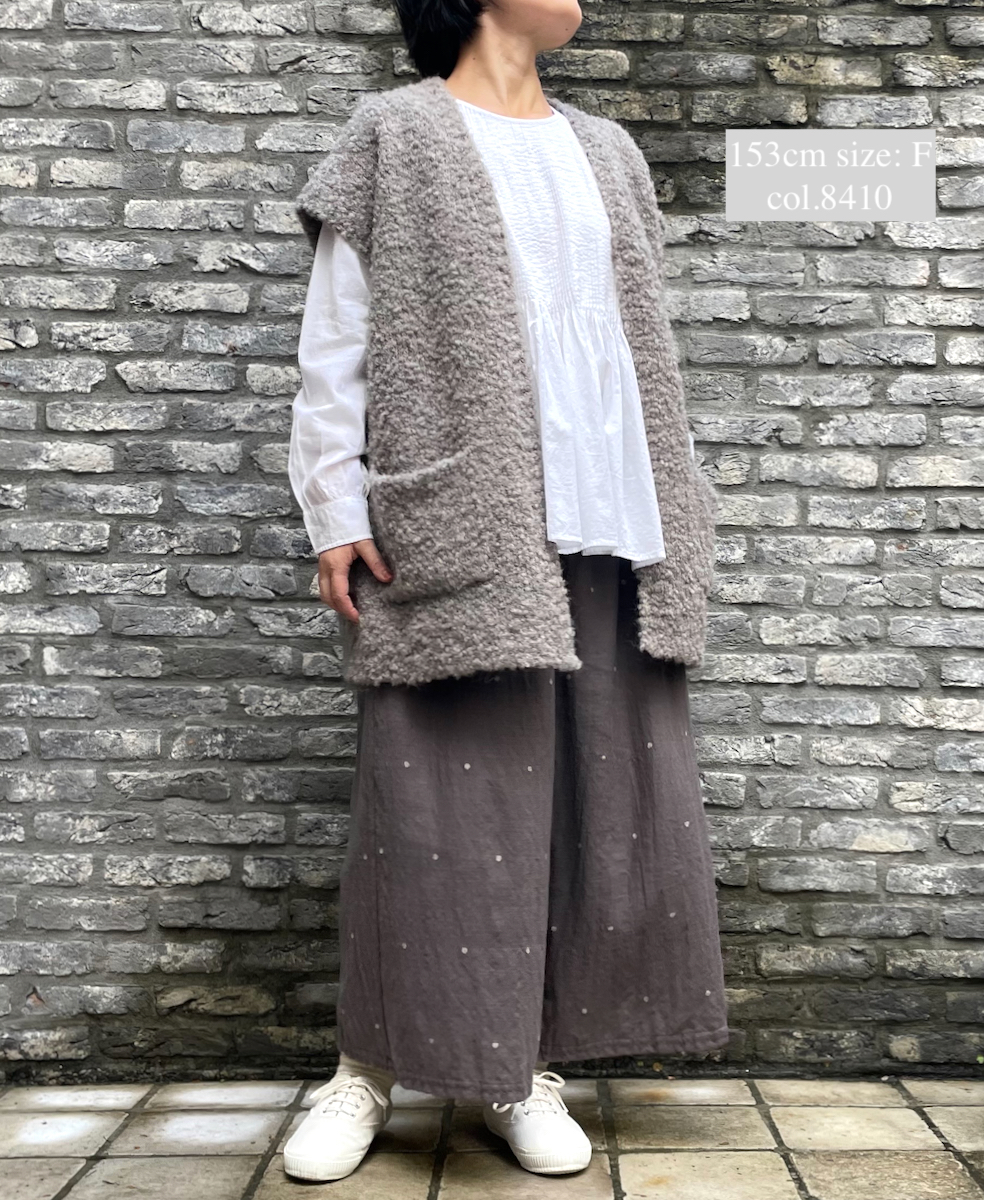 CNMDS2251A (ベスト) BOUCLE V-NECK VEST WITH PIN