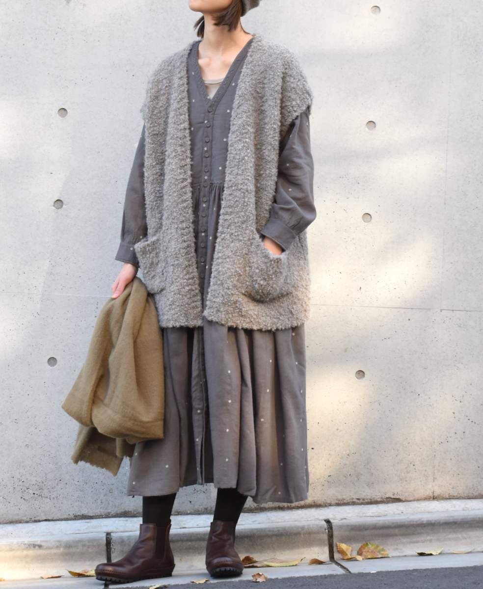 CNMDS2251A (ベスト) BOUCLE V-NECK VEST WITH PIN
