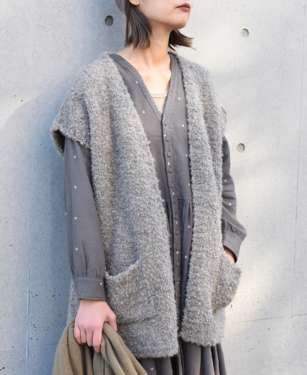 CNMDS2251A (ベスト) BOUCLE V-NECK VEST WITH PIN