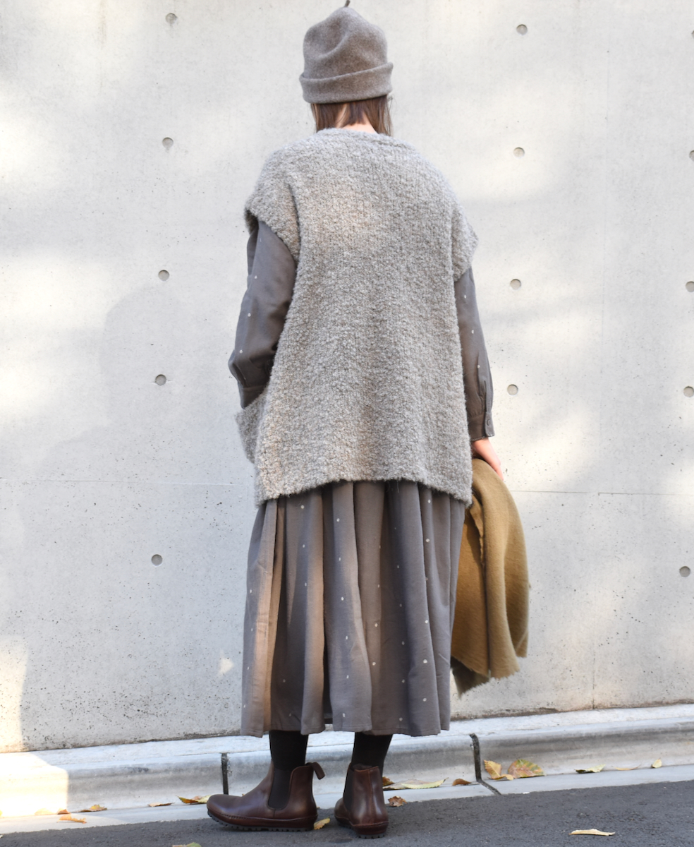 CNMDS2251A (ベスト) BOUCLE V-NECK VEST WITH PIN