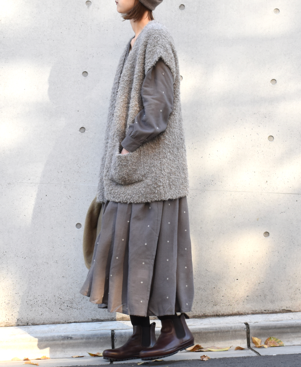CNMDS2251A (ベスト) BOUCLE V-NECK VEST WITH PIN