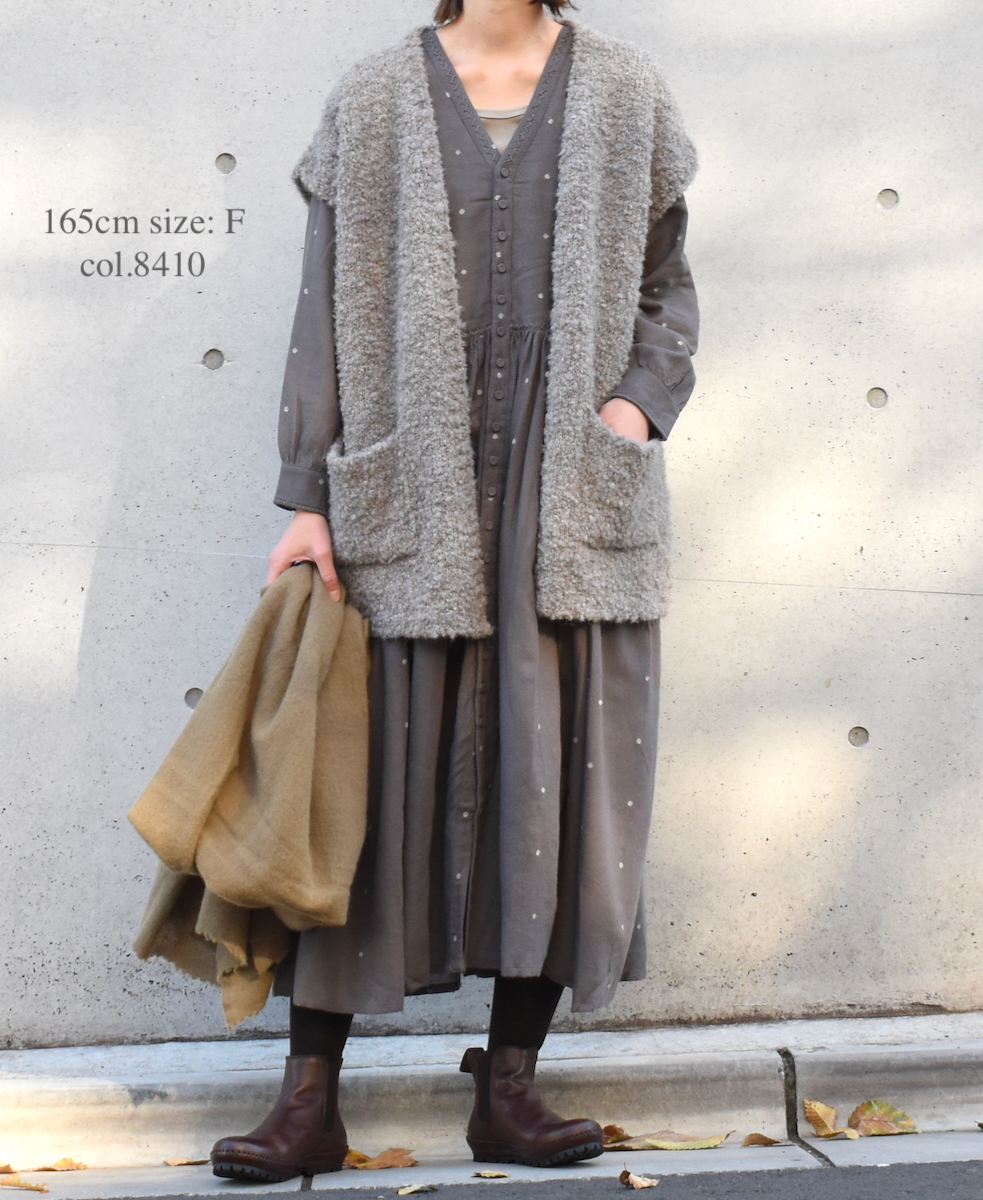 CNMDS2251A (ベスト) BOUCLE V-NECK VEST WITH PIN