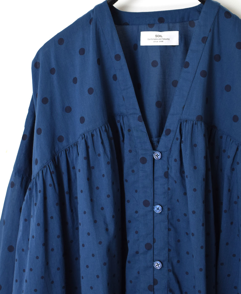 NSL23013 (ブラウス) COTTON VOILE DOT PRINT V-NECK BUTTON & LOOP GATHERED SMOCK