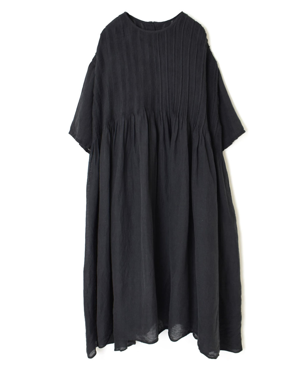 INMDS23011D (ワンピース) HANDWOVEN KHADI COTTON / LINEN PLAIN (OVERDYE) CREW-NECK S/SL DRESS WITH RANDOM PLEATS