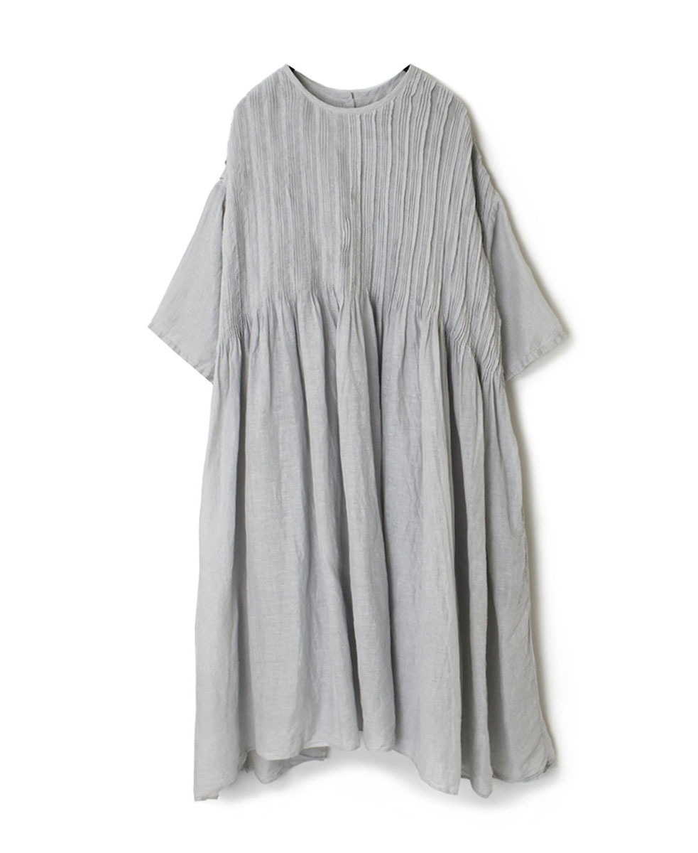 INMDS23011D (ワンピース) HANDWOVEN KHADI COTTON / LINEN PLAIN (OVERDYE) CREW-NECK S/SL DRESS WITH RANDOM PLEATS