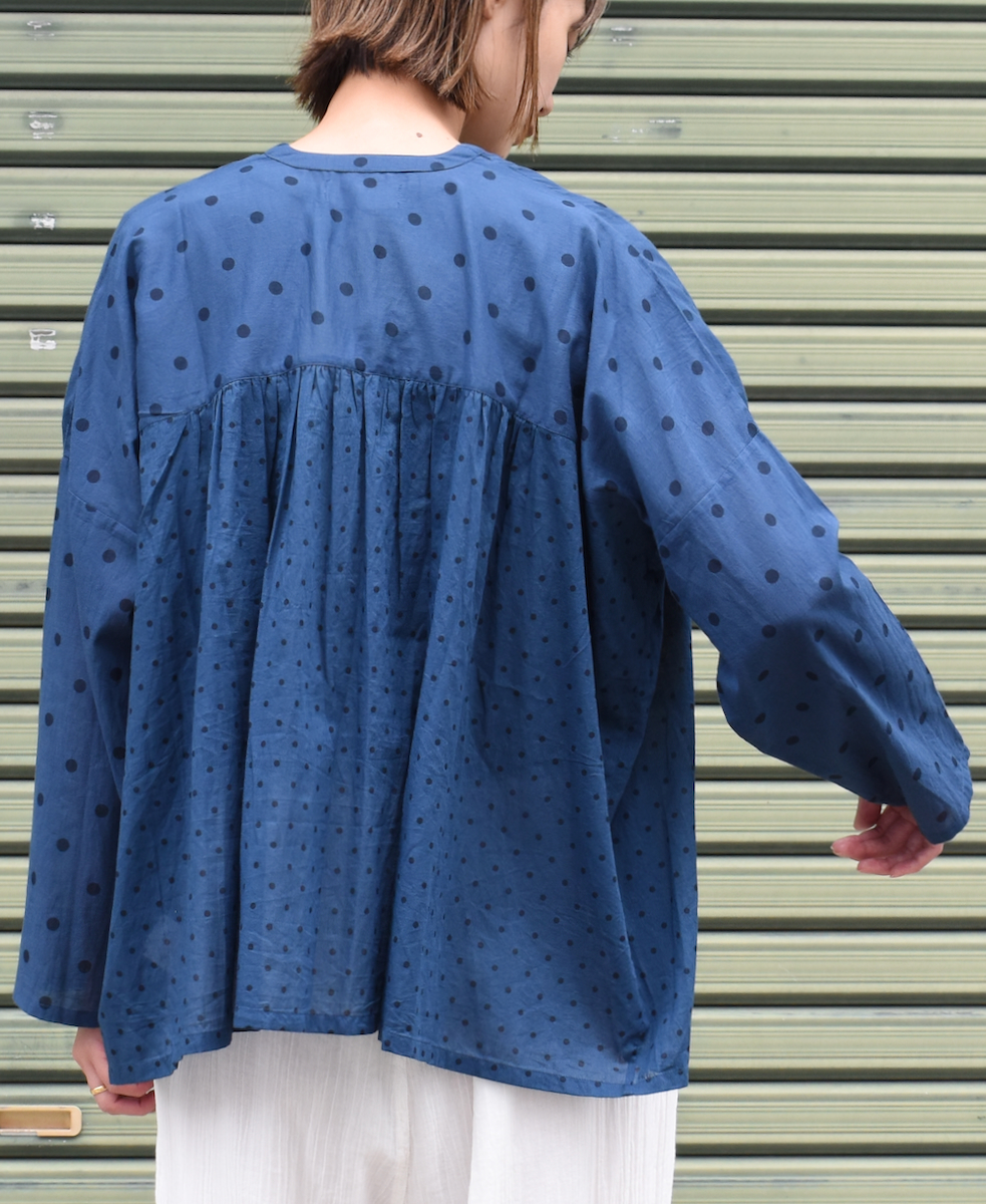 NSL23013 (ブラウス) COTTON VOILE DOT PRINT V-NECK BUTTON & LOOP GATHERED SMOCK