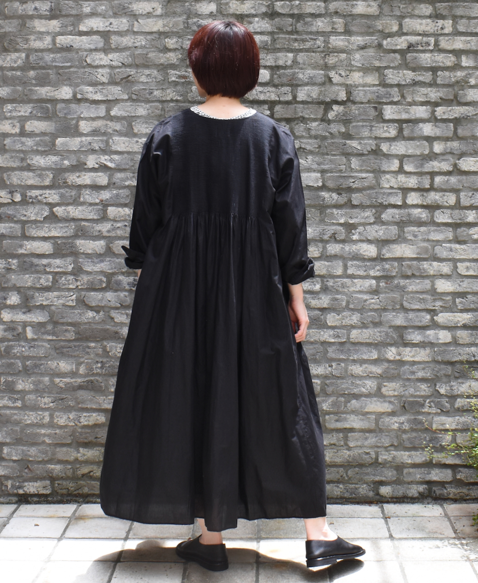 NMDS23163 (ワンピース) 60'S ORGANIC CAMBRIC PLAIN CREW-NECK BUTTON SHIRT MAXI DRESS WITH PINTUCK