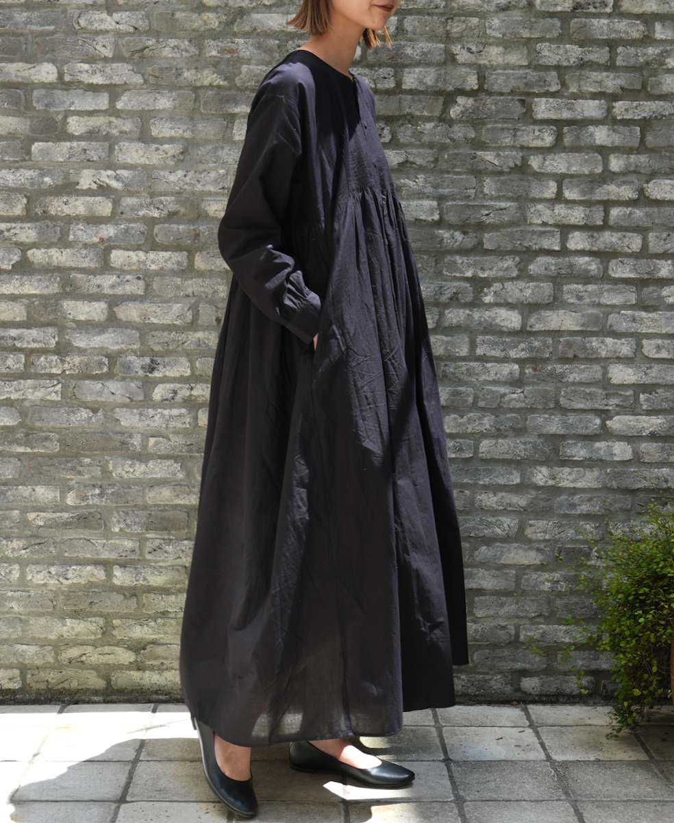 NMDS23163 (ワンピース) 60'S ORGANIC CAMBRIC PLAIN CREW-NECK BUTTON SHIRT MAXI DRESS WITH PINTUCK