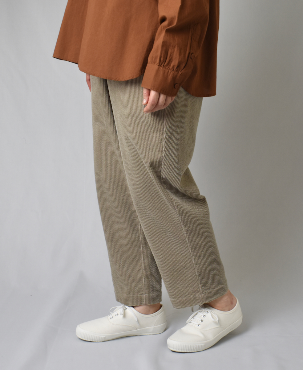GNMDS2101CR (パンツ) TROUSERS/8WALE CORDUROY EASY TAPERED PANTS