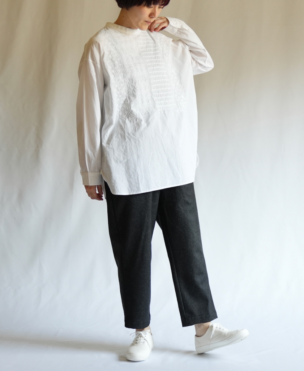 NMDS16551(ブラウス) 60'S ORGANIC CAMBRIC BACK OPENING STAND COLLAR EMB SHIRT