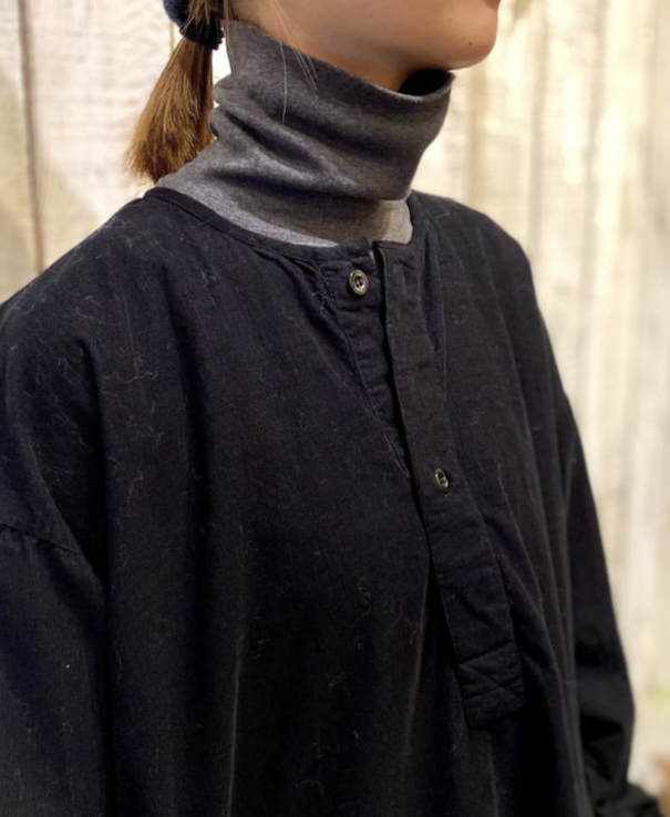 INHT2301CD (ロングシャツ) 26WALES CORDUROY OVERDYE HENLY NECK LONG SHIRT