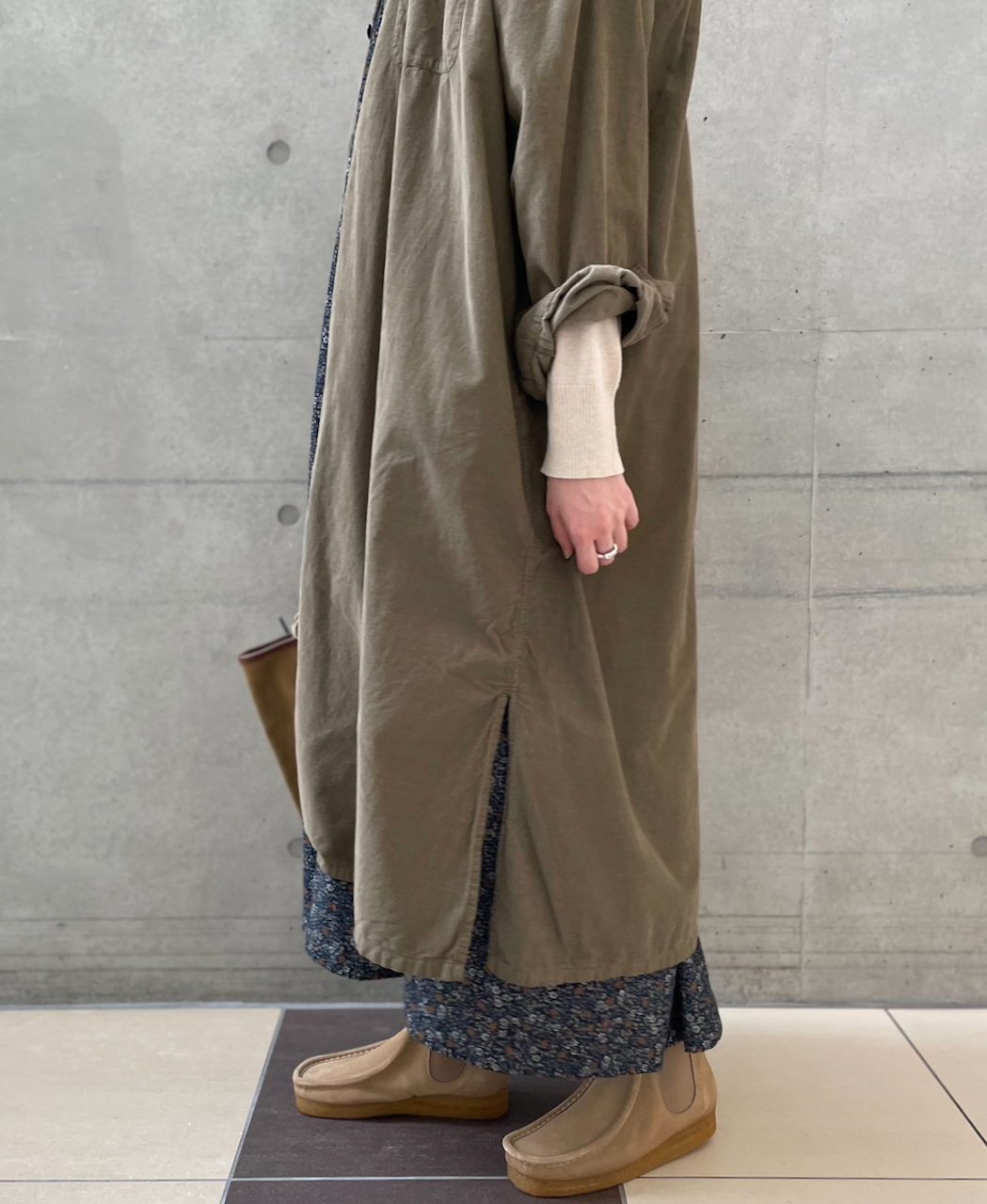 INHT2202CD (ロングシャツ) 26 WALES CORDUROY OVERDYE ONE-UP COLLAR LONG SHIRT