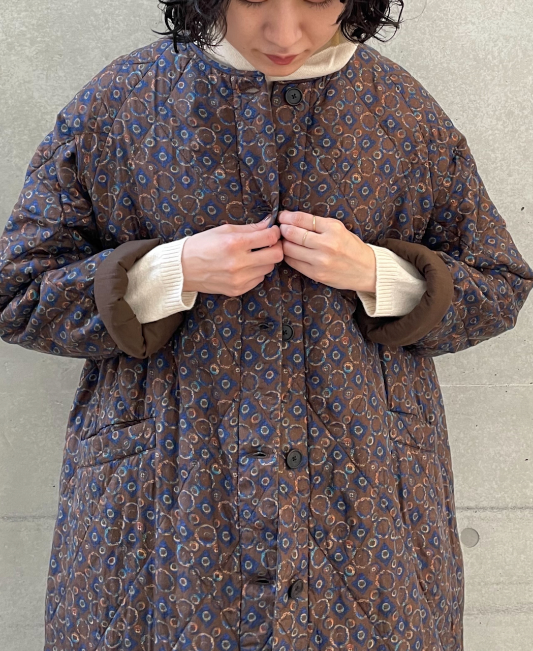 NMDS23541P (コート) PADDED SILK PRINT C-NECK FRONT BUTTON COAT