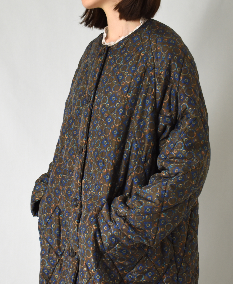 NMDS23541P (コート) PADDED SILK PRINT C-NECK FRONT BUTTON COAT