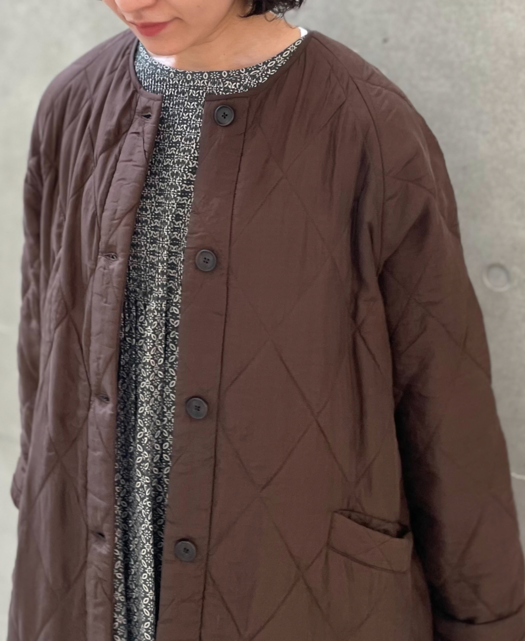 NMDS23541 (コート) PADDED SILK PLAIN C-NECK FRONT BUTTON COAT