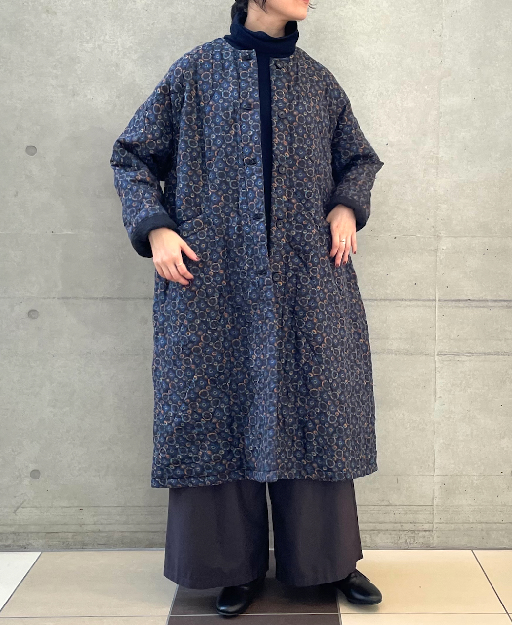 NMDS23541P (コート) PADDED SILK PRINT C-NECK FRONT BUTTON COAT