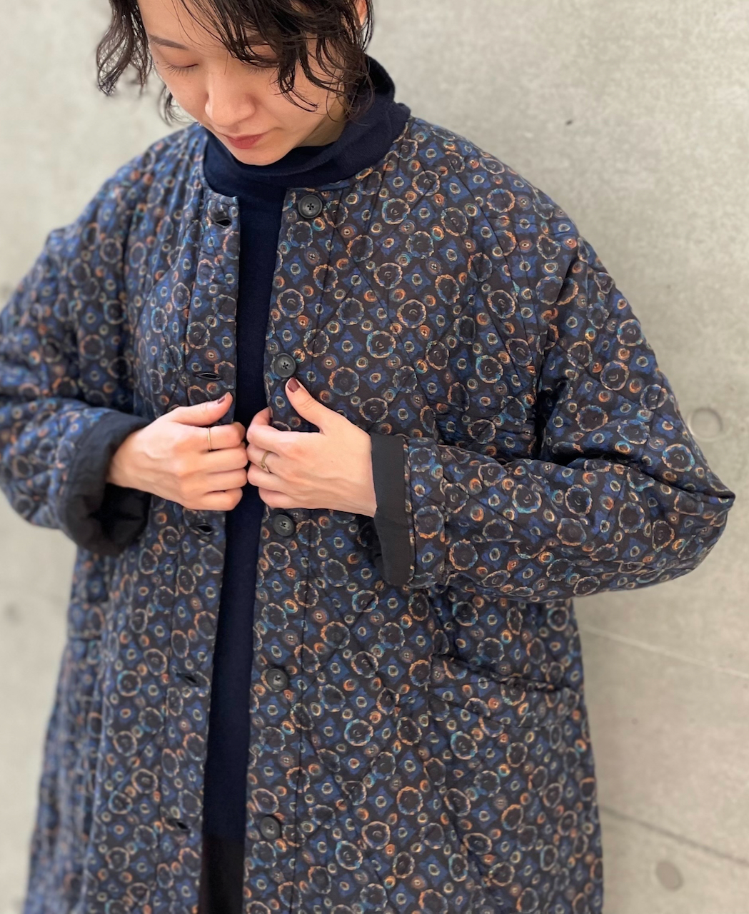 NMDS23541P (コート) PADDED SILK PRINT C-NECK FRONT BUTTON COAT