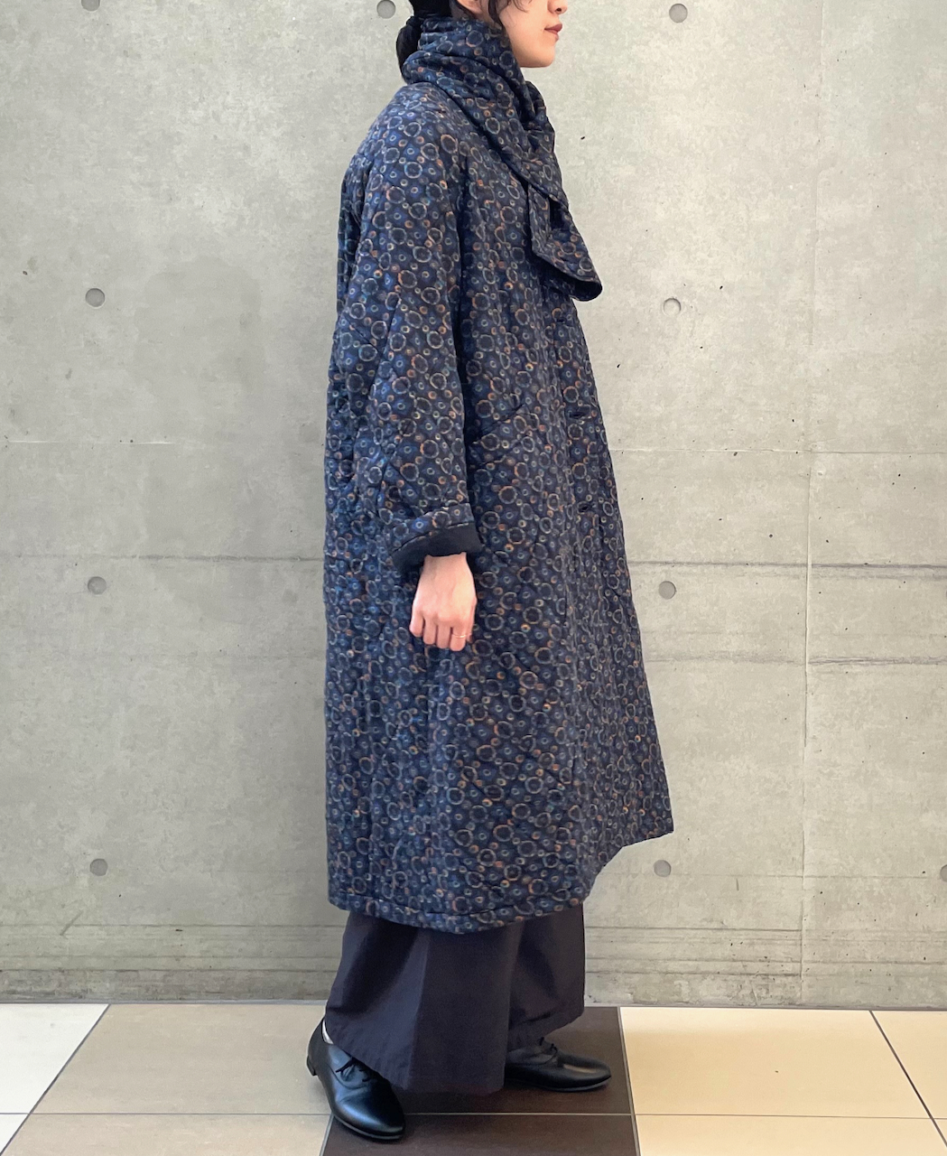 NMDS23541P (コート) PADDED SILK PRINT C-NECK FRONT BUTTON COAT