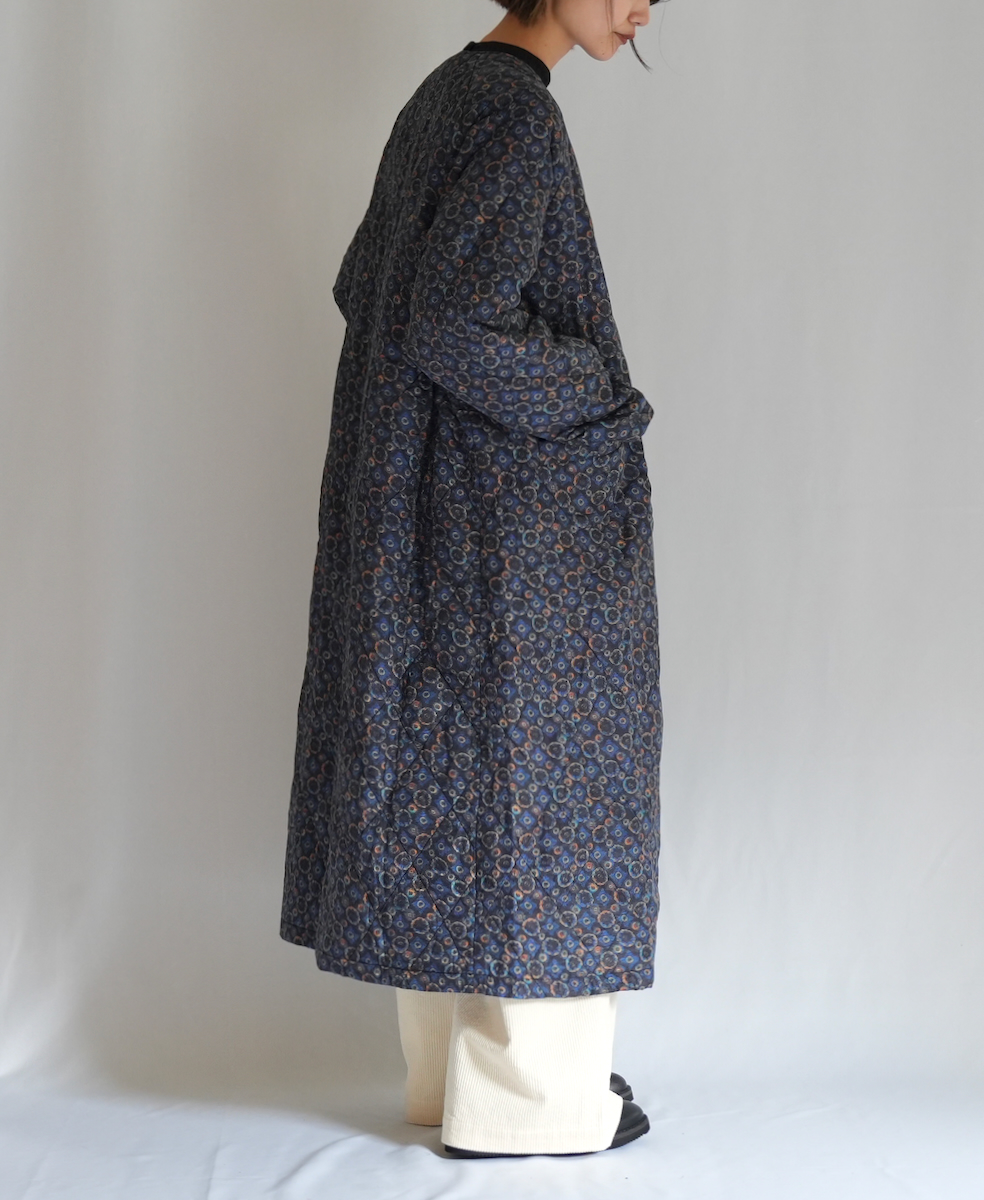 NMDS23541P (コート) PADDED SILK PRINT C-NECK FRONT BUTTON COAT