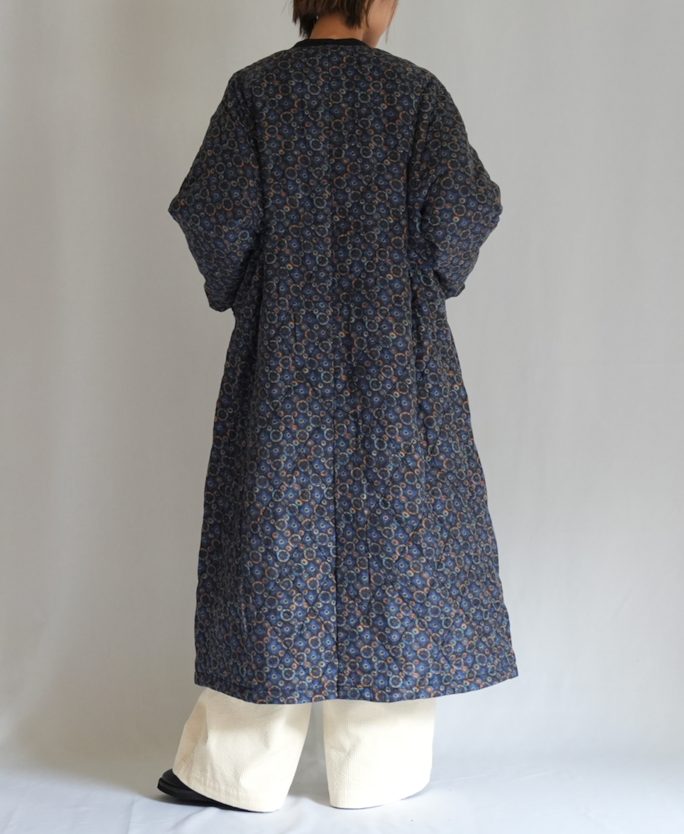 NMDS23541P (コート) PADDED SILK PRINT C-NECK FRONT BUTTON COAT