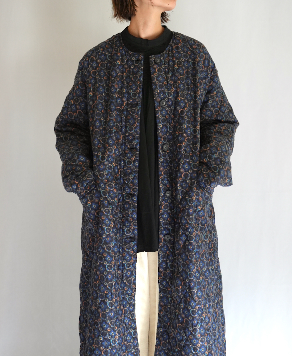 NMDS23541P (コート) PADDED SILK PRINT C-NECK FRONT BUTTON COAT