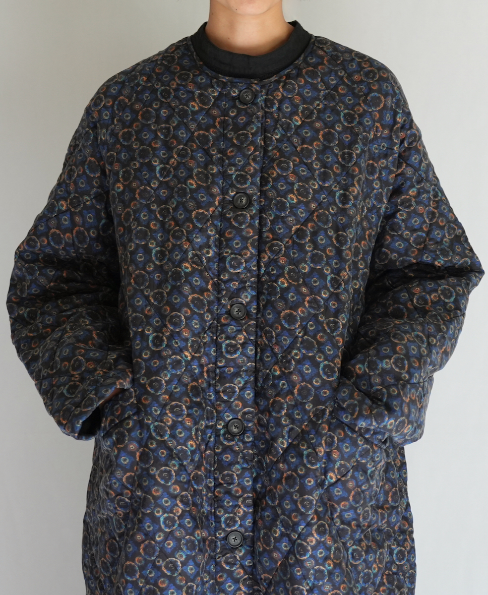 NMDS23541P (コート) PADDED SILK PRINT C-NECK FRONT BUTTON COAT