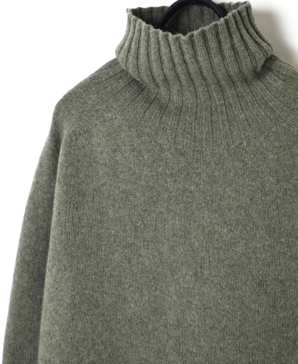 JNAMP1651 (ニット) GEELONG LAMBSWOOL POLO NECK SADDLE SHOULDER P/O