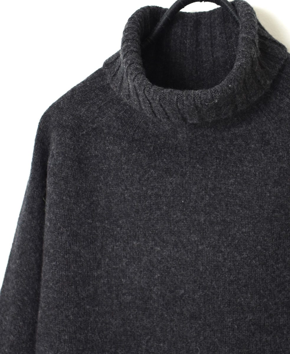JNAMP1651 (ニット) GEELONG LAMBSWOOL POLO NECK SADDLE SHOULDER P/O